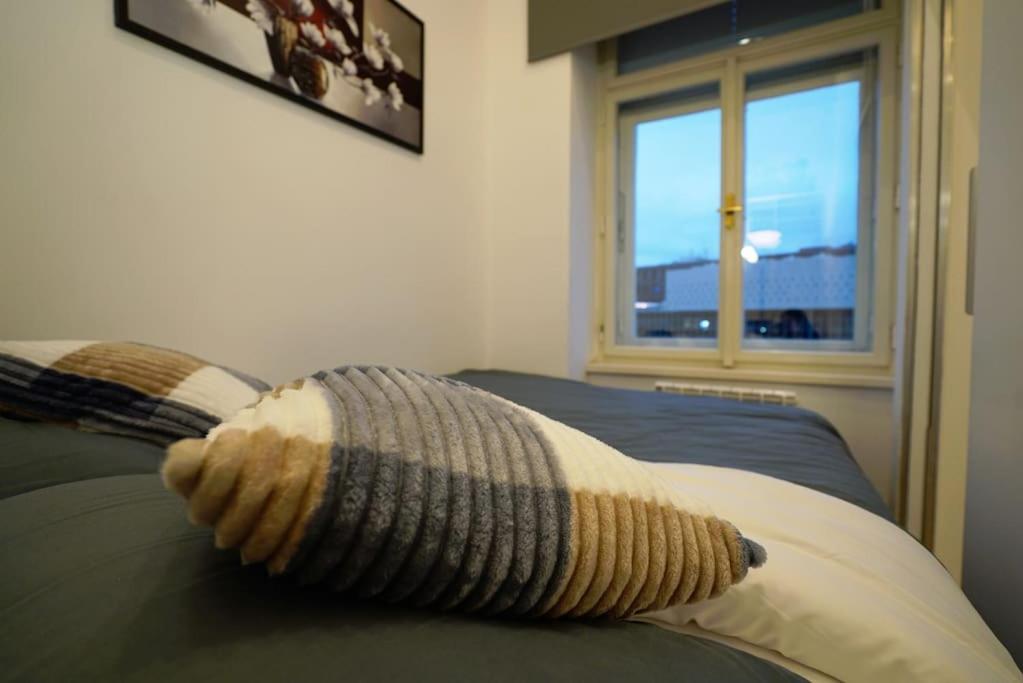 Cozy With Garage Apartment Prague